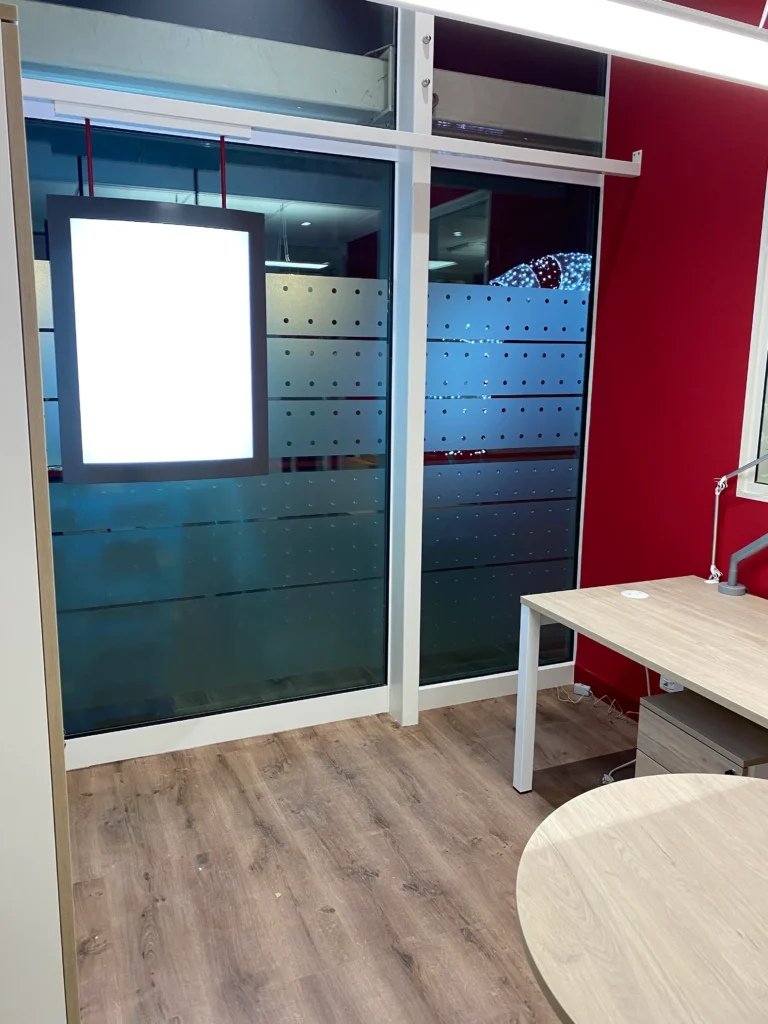 Film solaire professionnel pour réduire la chaleur dans un bureau à Sophia Antipolis